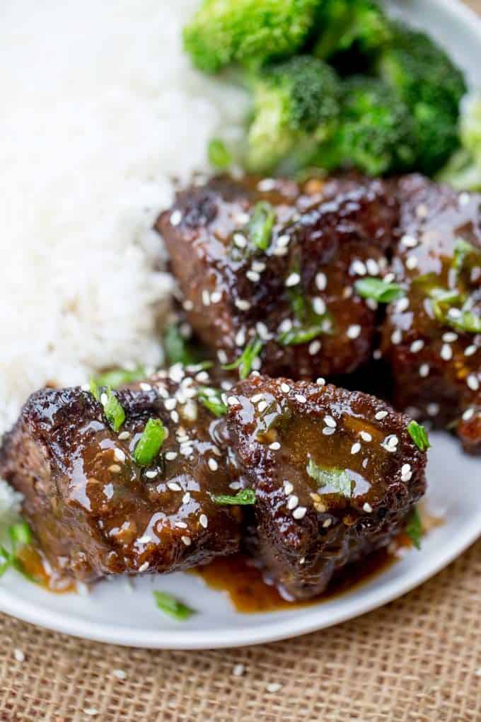 Slow Cooker Korean Short Ribs rosolati e cotti fino a quando la forchetta è tenera con pochi minuti di lavoro di preparazione e tutti i tuoi sapori preferiti.