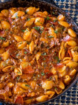 Pepperoni Pizza Hamburger Helper is a quick and easy cheesy pasta that tastes like your favorite pizza and it's ready to eat in just 30 minutes.