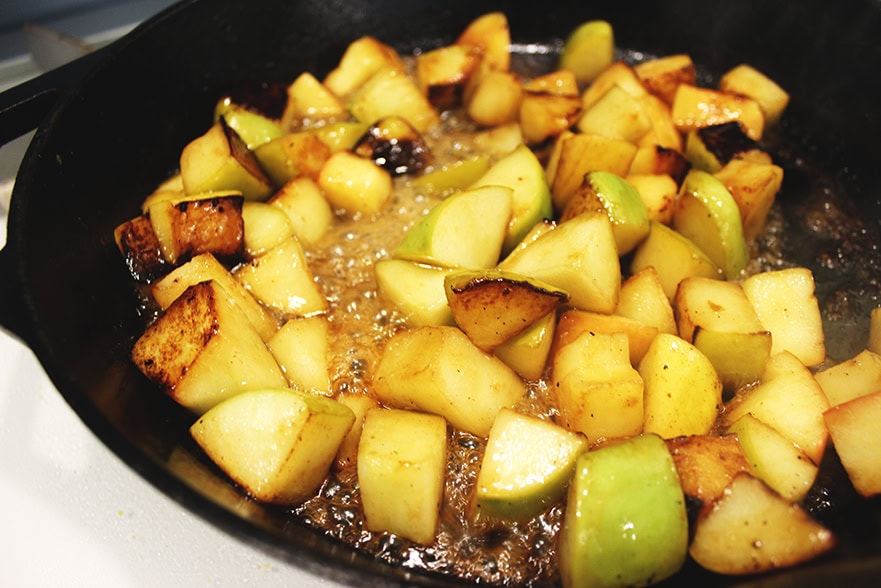 apples in cast iron pan cooking 