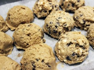 Raw eggless cookie dough