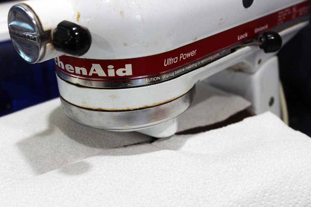 Stand mixer mixing frosting 