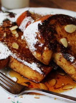 An easy, quick and delicious recipe for a fantastic French Toast topped with crunchy sliced almonds and maple syrup.