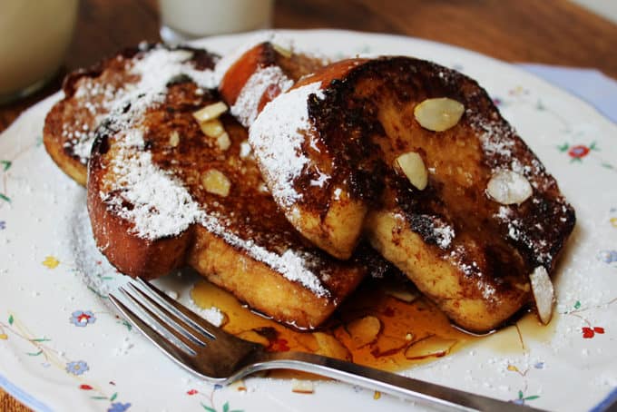 An easy, quick and delicious recipe for a fantastic French Toast topped with crunchy sliced almonds and maple syrup.