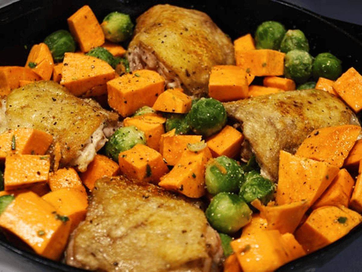 Browned chicken thighs with raw vegetables