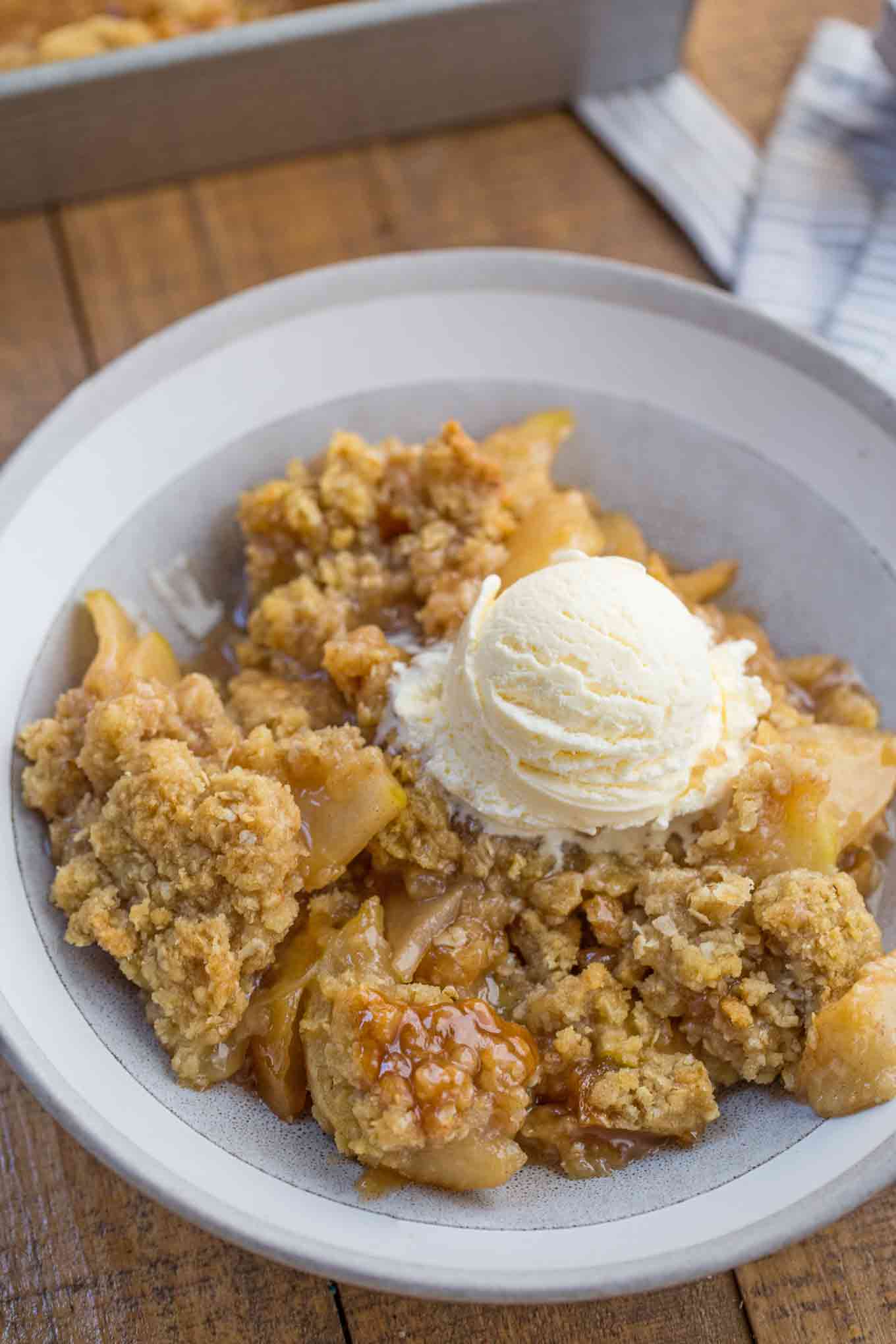 Old Fashioned Easy Apple Crisp - The Chunky Chef