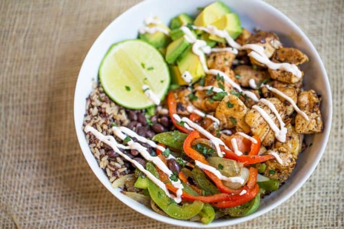 Easy Chicken Fajita Rice Bowls z są zdrowe i szybkie do zrobienia, są jak Twoje ulubione fajitas, ale bez tortilli i łatwe do spakowania na lunch!