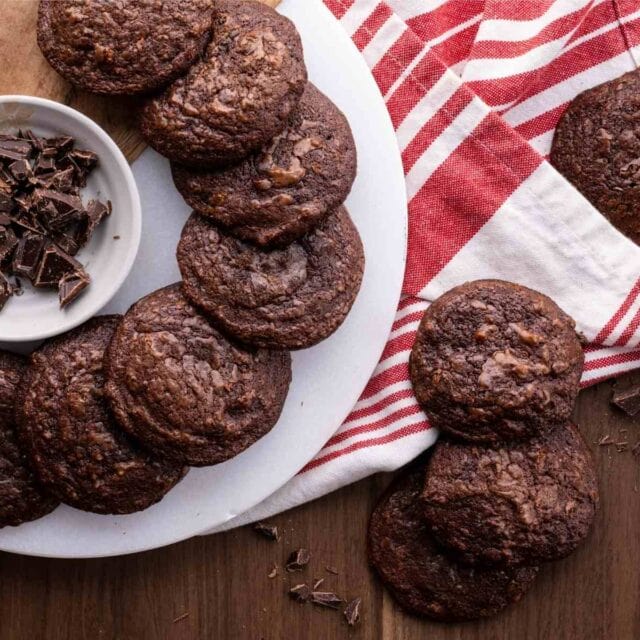 Crinkly Brownie Cookies on serving plate