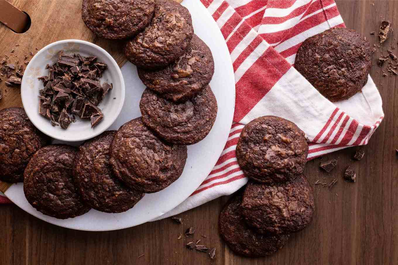 Crinkly Brownie Cookies on serving plate