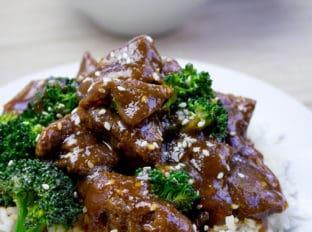 Garlic Hunan Beef is a spicy stir fried beef with garlic, ginger and thai chilies, this dish is one of the most popular Chinese food dishes you'd order at your favorite authentic restaurant.