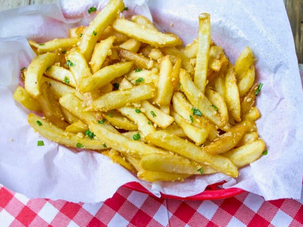 Basket of fries coated in garlic seasoning