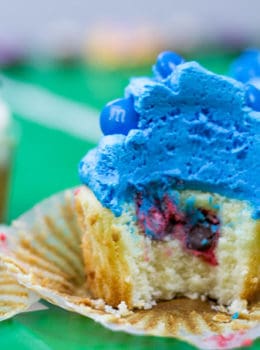 M&M's Stuffed Easy Vanilla Cupcakes with Vanilla Frosting and the stuffing makes for a fun party game for teams! (with a Super Bowl party game printable!)