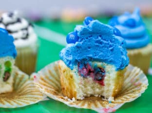 M&M's Stuffed Easy Vanilla Cupcakes with Vanilla Frosting and the stuffing makes for a fun party game for teams! (with a Super Bowl party game printable!)