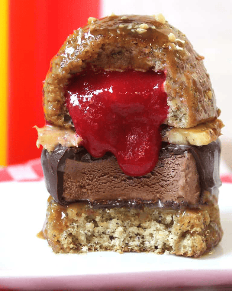 Layered dessert to look like a burger
