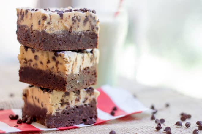 Cookie Dough Brownies feitos com uma rica base de brownie de chocolate preto e uma camada de massa de biscoito sem ovo. A melhor parte de bolachas e brownies, tudo em um!