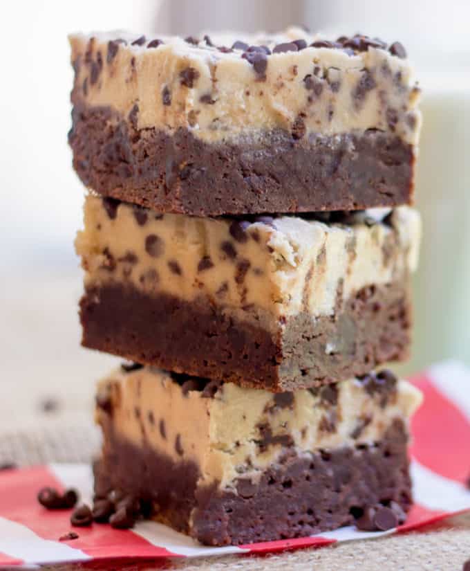 Les Cookie Dough Brownies réalisés avec une riche base de brownie au chocolat noir et une couche de pâte à cookies sans gluten. Le meilleur des biscuits et des brownies tout en un !