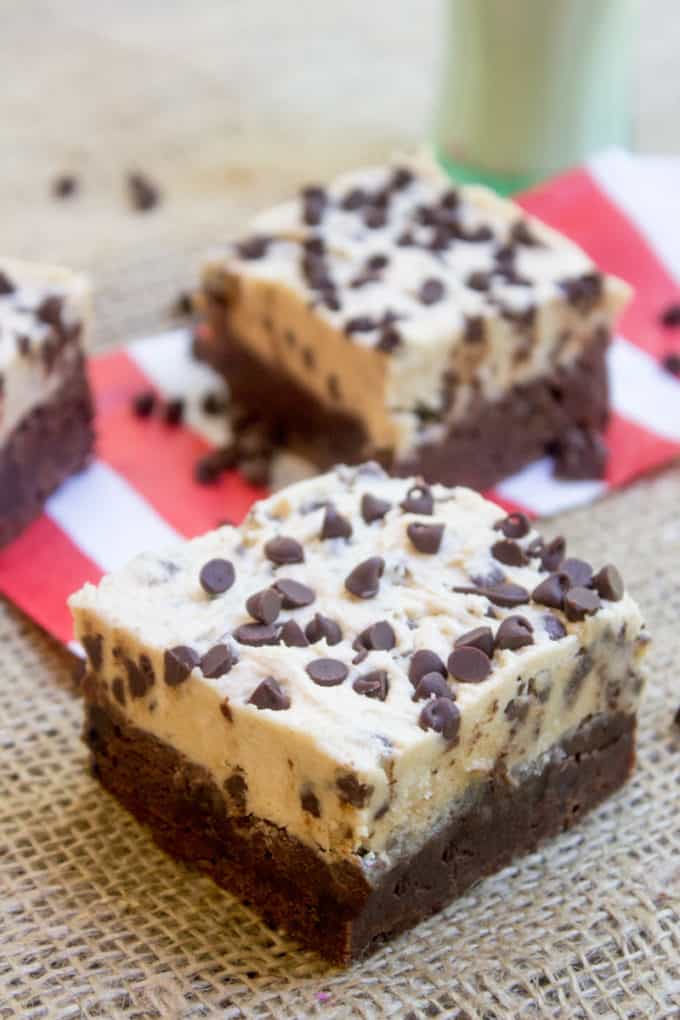 Brownies de masa de galletas hechos con una rica base de brownie de chocolate negro y una capa de masa de galletas sin huevo. La mejor parte de las galletas y los brownies, todo en uno.