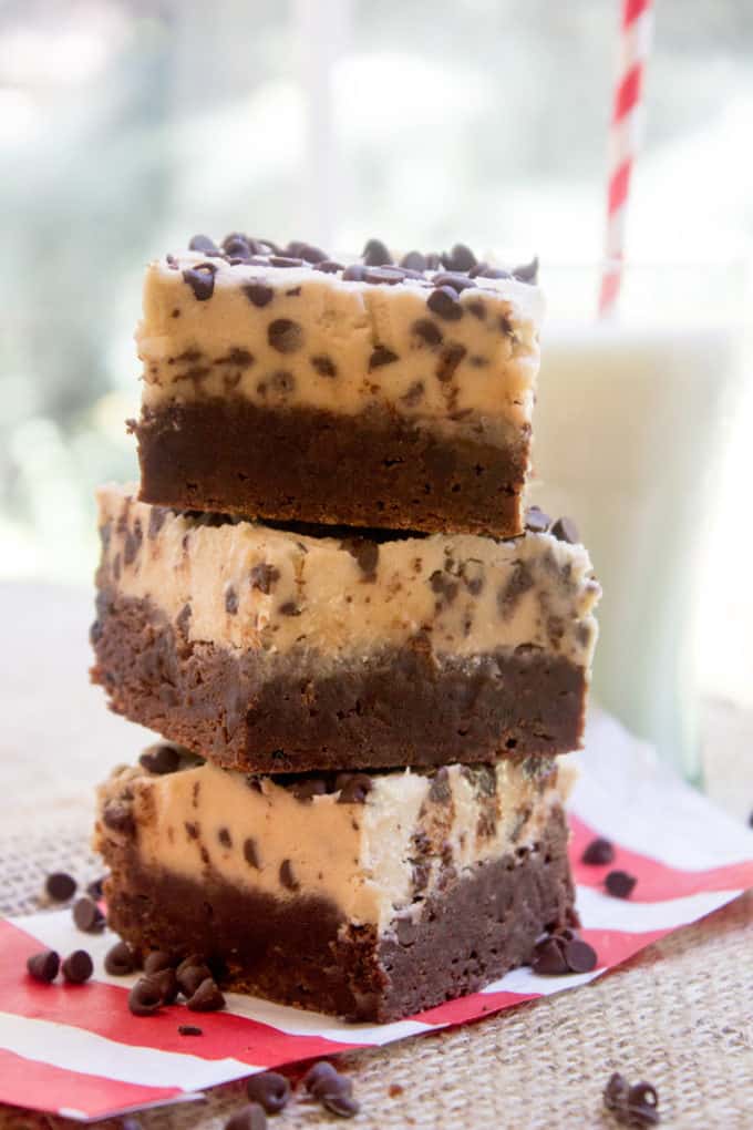 Cookie Dough Brownies fatto con una ricca base di brownie al cioccolato fondente e uno strato di pasta biscotto senza uova. La parte migliore di biscotti e brownies tutto in uno!