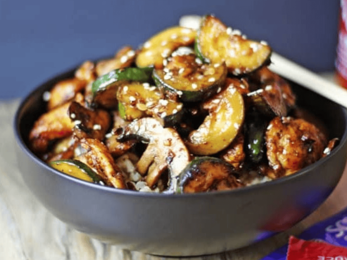 Mushrooms and zucchini served in bowl