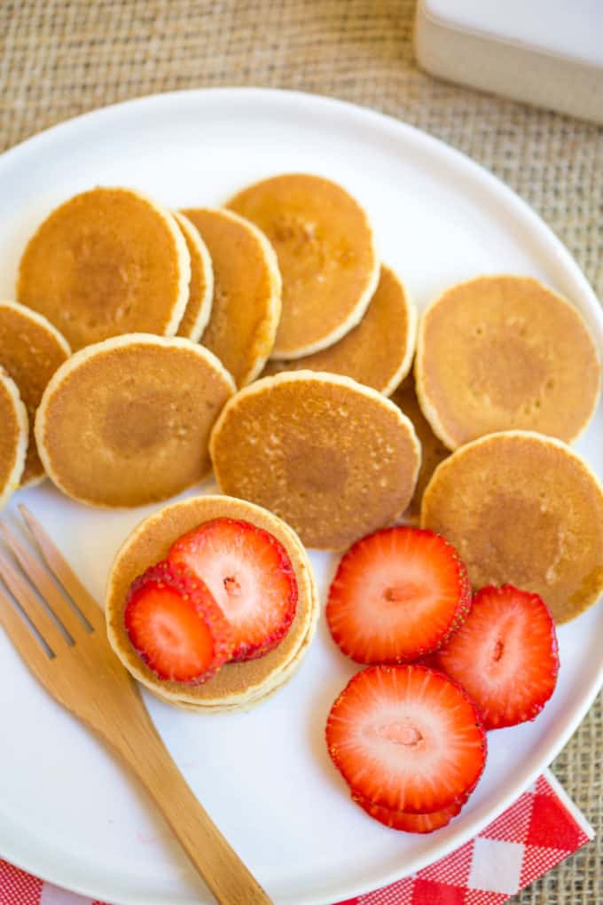 FLUFFY MINI PANCAKES 😍 What would you top them with? #pancakes