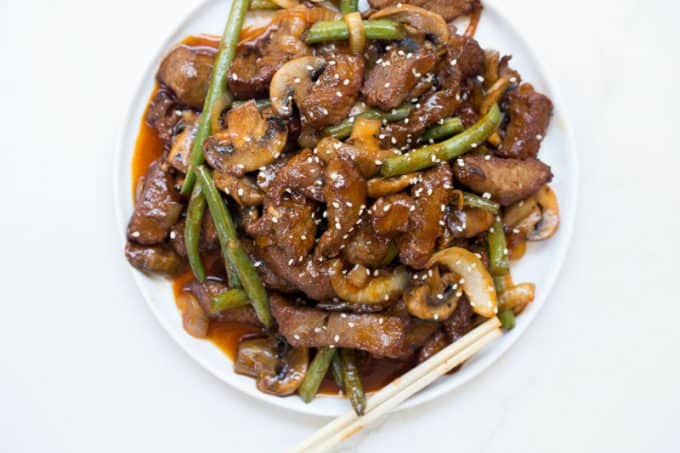 El Bistec Angus Shangai de Panda Express es un plato salteado rápido hecho con bistec en rodajas finas, champiñones, cebollas y judías verdes en una sabrosa salsa de soja dulce con sésamo.