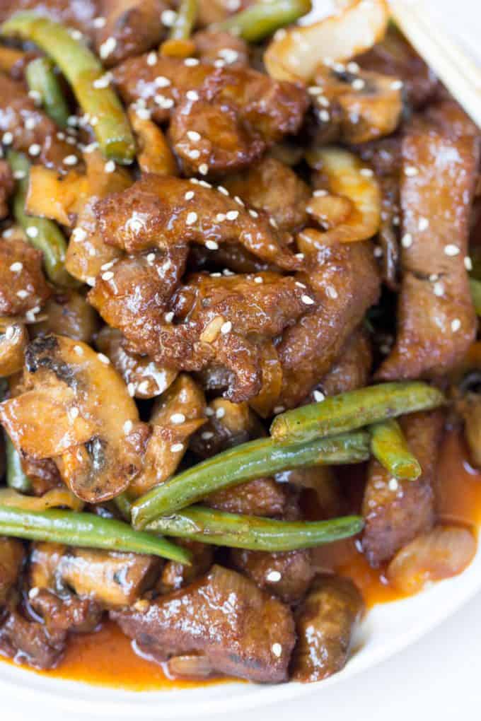 El Bistec Angus Shangai de Panda Express es un plato salteado rápido hecho con bistec en rodajas finas, champiñones, cebollas y judías verdes en una sabrosa salsa de soja dulce con sésamo.