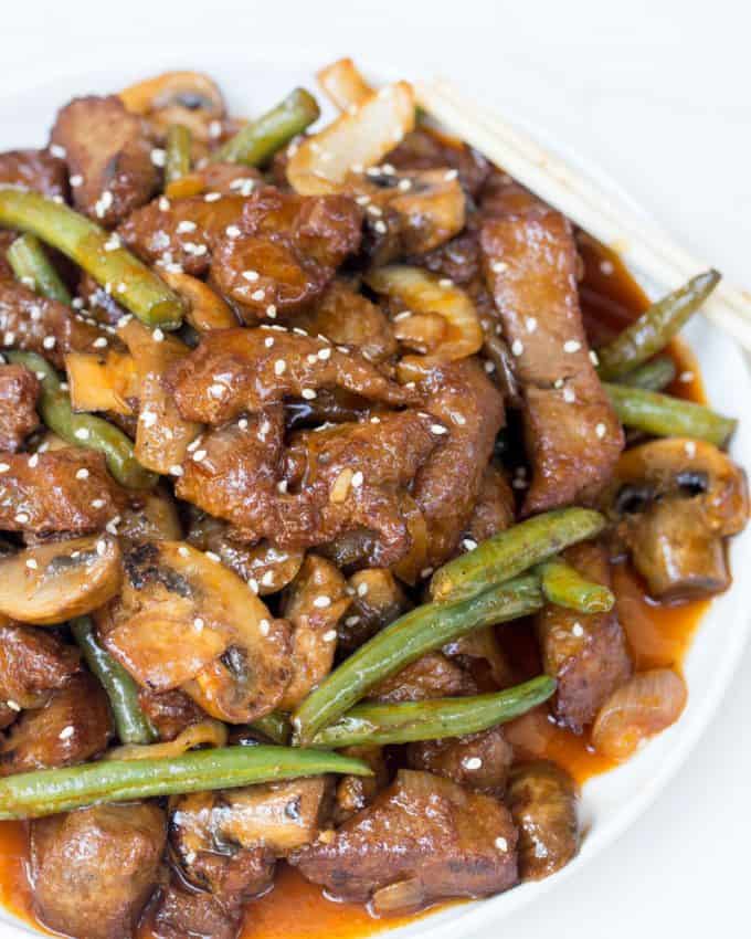 Panda Express Shanghai Angus Steak is een snel roerbakgerecht met dungesneden biefstuk, champignons, uien en sperziebonen in een hartige sesamzoete sojasaus.