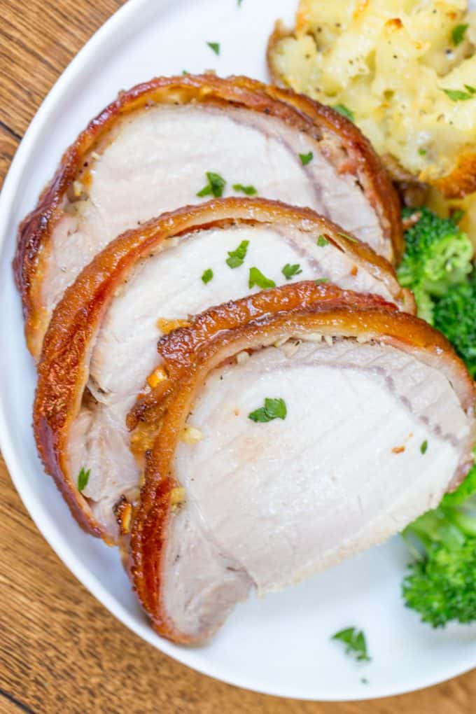 pentola di coccio lonza di maiale avvolto in pancetta servito con broccoli e patate