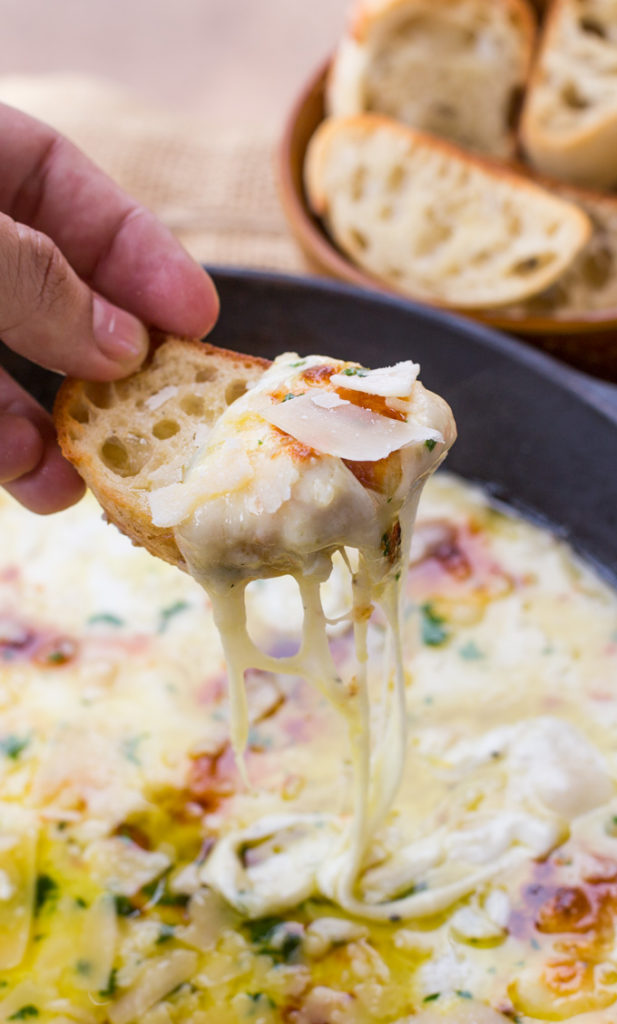 Überbackener Fontina-Käse-Dip, inspiriert von Ina Garten, mit Knoblauch und Thymian, aufgepeppt mit frischem Mozzarella und Parmesan ist die perfekte Vorspeise.