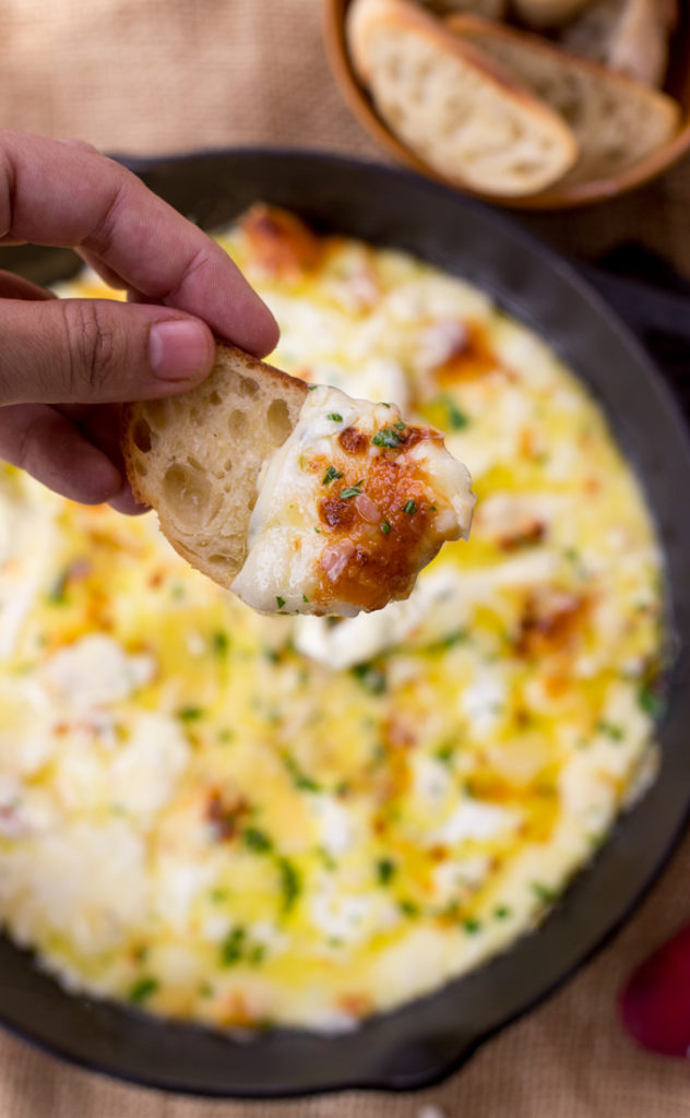 Baked Fontina Cheese Dip inspireret af Ina Garten med hvidløg og timian forstærket med tilføjelse af frisk mozzarella og parmesan er den perfekte forret.