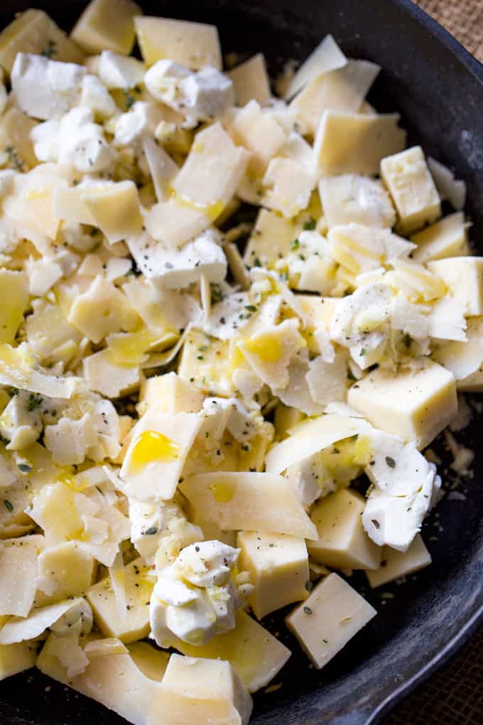 Baked Fontina Cheese Dip inspireret af Ina Garten med hvidløg og timian forstærket med tilføjelse af frisk mozzarella og parmesan er den perfekte forret.