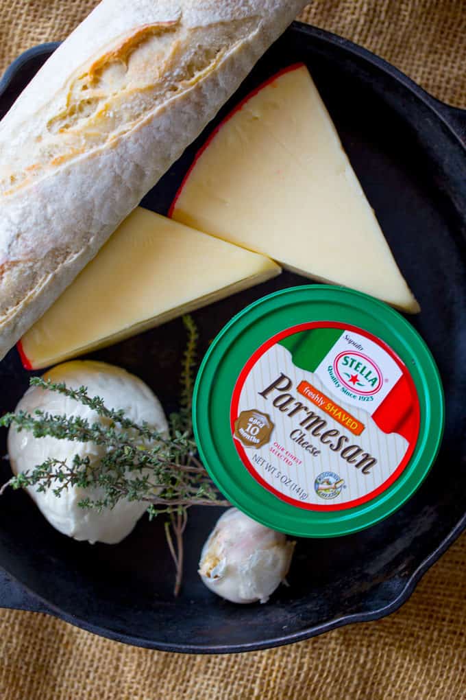 La trempette au fromage Fontina cuite au four inspirée par Ina Garten avec de l'ail et du thym amplifiée par l'ajout de mozzarella fraîche et de parmesan est l'amuse-gueule parfait.