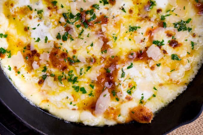 Baked Fontina Cheese Dip inspirat de Ina Garten cu usturoi și cimbru amplificat cu adaos de mozzarella proaspătă și parmezan este aperitivul perfect.