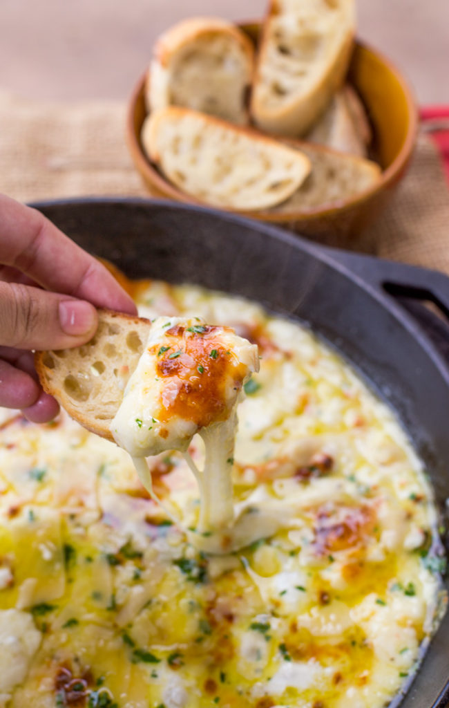 Zapečený sýrový dip Fontina inspirovaný Inou Garten s česnekem a tymiánem umocněný přidáním čerstvé mozzarelly a parmazánu je dokonalý předkrm.