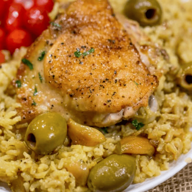Chicken and rice with green olives and tomatoes