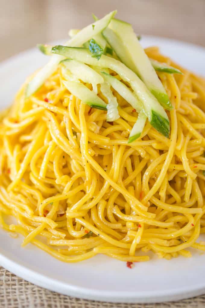 P.F. Chang's Garlic Noodles er en hurtig og nem kinesisk nudelret, som du kan lave uden den tunge smag af chow mein og som den perfekte base for dine yndlings stir fry måltider.