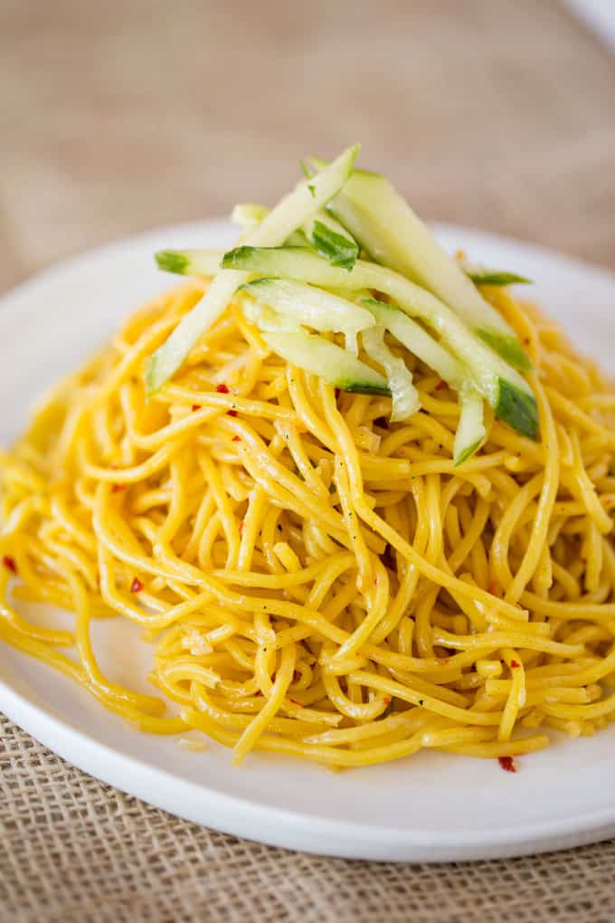 P.F. Chang's Garlic Noodles är en snabb och enkel kinesisk nudelrätt som du kan göra utan de tunga smakerna från en chow mein och som den perfekta basen för dina favoritröra maträtter.