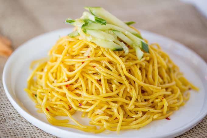 P.F. Los Fideos al Ajo Chang's son un plato imitador de los fideos chinos fácil y rápido que puede preparar sin los pesados sabores de un chow mein y como base perfecta para sus comidas salteadas favoritas.