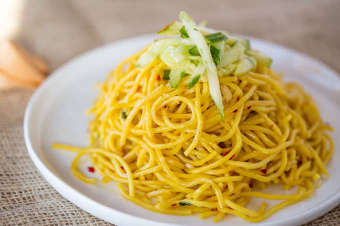 Los Fideos al Ajo de P.F. Chang's son una imitación rápida y fácil de un plato de fideos chinos que puedes hacer sin los sabores pesados de un chow mein y como la base perfecta para tus comidas salteadas favoritas.