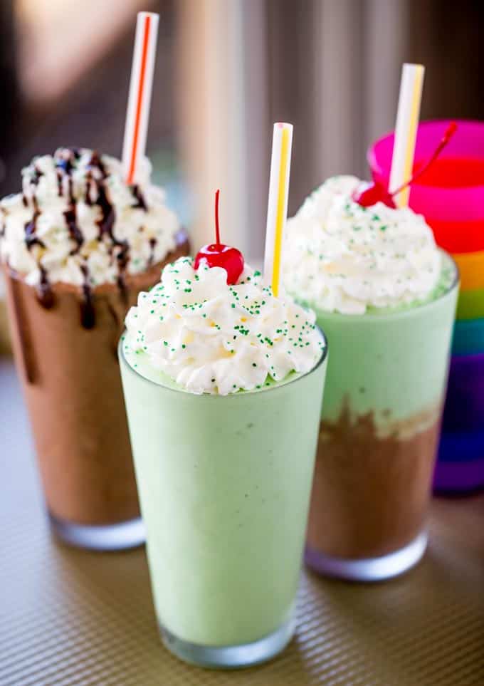 All The Shamrock Shakes from McDonald's made in all three minty ways they've released this year! Clássico, Shamrock Shake de Chocolate e Shamrock Chocolate Chip Frappe.'s made in all three minty ways they've released this year! Classic, Chocolate Shamrock Shake and Shamrock Chocolate Chip Frappe.