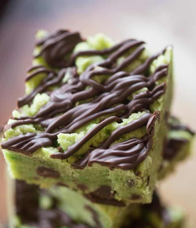 Mint Chocolate Chip Blondies that taste just like your favorite ice cream flavor in thick cookie bar form loaded with chocolate chips and a chocolate drizzle.