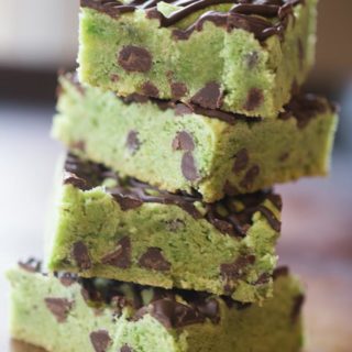 Mint Chocolate Chip Blondies that taste just like your favorite ice cream flavor in thick cookie bar form loaded with chocolate chips and a chocolate drizzle.