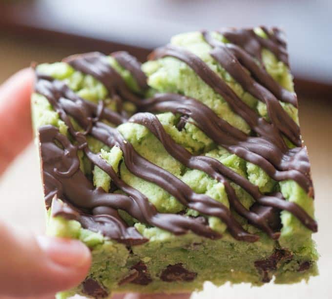 Mint Chocolate Chip Blondies that taste just like your favorite ice cream flavor in thick cookie bar form loaded with chocolate chips and a chocolate drizzle.