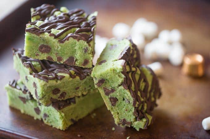 Mint Chocolate Chip Blondies that taste just like your favorite ice cream flavor in thick cookie bar form loaded with chocolate chips and a chocolate drizzle.