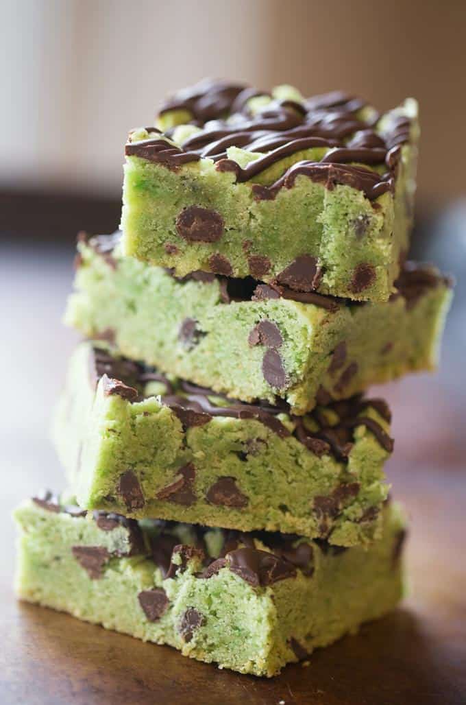 Mint Chocolate Chip Blondies that taste just like your favorite ice cream flavor in thick cookie bar form loaded with chocolate chips and a chocolate drizzle.