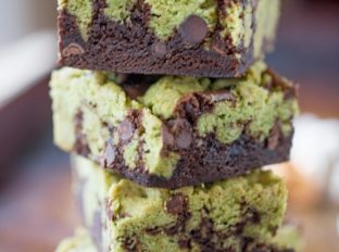 Mint Chocolate Chip Brookies are a delicious combination of mint chocolate chip cookies and rich dark chocolate brownies that tastes like your favorite thin mint cookies.