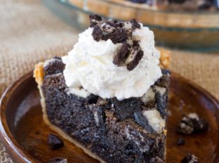 Oreo Chunk Cookie Pie taste like a delicious, melty, warm, Oreo chunk cookie baked into a buttery crisp pie crust and is soft like a cookie just out of the oven.