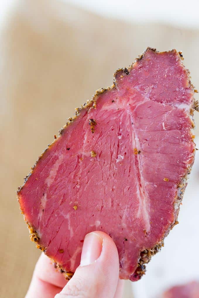 Slow Cooker Pastrami Sandwiches sind einfach für eine Menschenmenge oder für Ihr Mittagessen zuzubereiten und benötigen nur wenige Zutaten. Sie werden nie wieder Deli Pastrami kaufen!