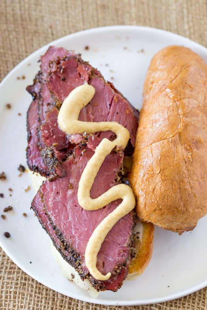  Slow Cooker Pastrami Smørbrød er enkle å lage for en mengde eller for lunsjer og tar bare noen få ingredienser. Du vil aldri kjøpe deli pastrami igjen!