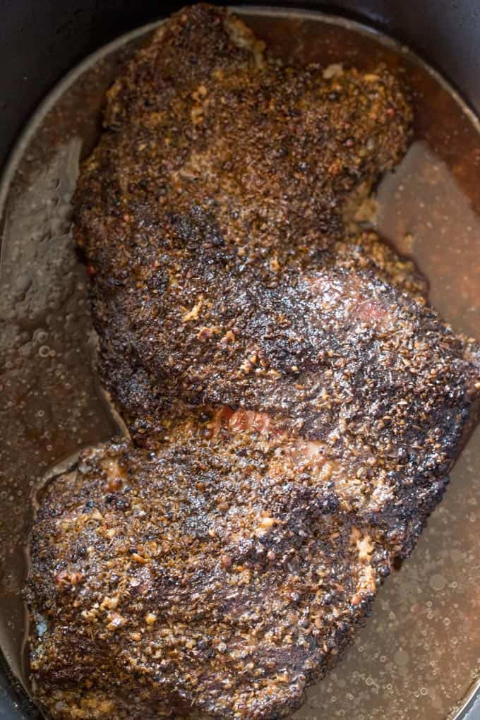 Slow Cooker Pastrami Smørbrød er enkle å lage for en mengde eller for lunsjer og tar bare noen få ingredienser. Du vil aldri kjøpe deli pastrami igjen!