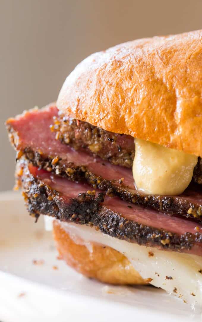  Slow Cooker Pastrami Sandwiches sind einfach für eine Menschenmenge oder für Ihr Mittagessen zuzubereiten und benötigen nur wenige Zutaten. Sie werden nie wieder Deli Pastrami kaufen!